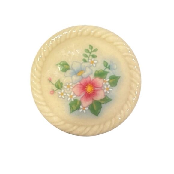 Avon Vintage Spring Bouquet Porcelain Brooch - Picture 1 of 4